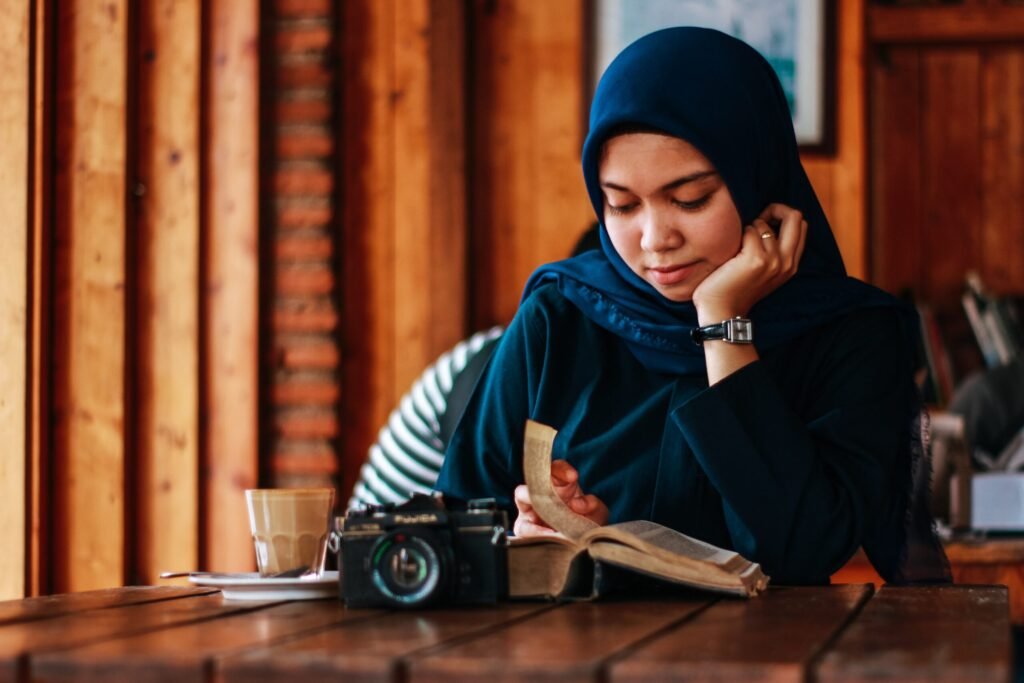 Mulher muçulmana lendo um livro